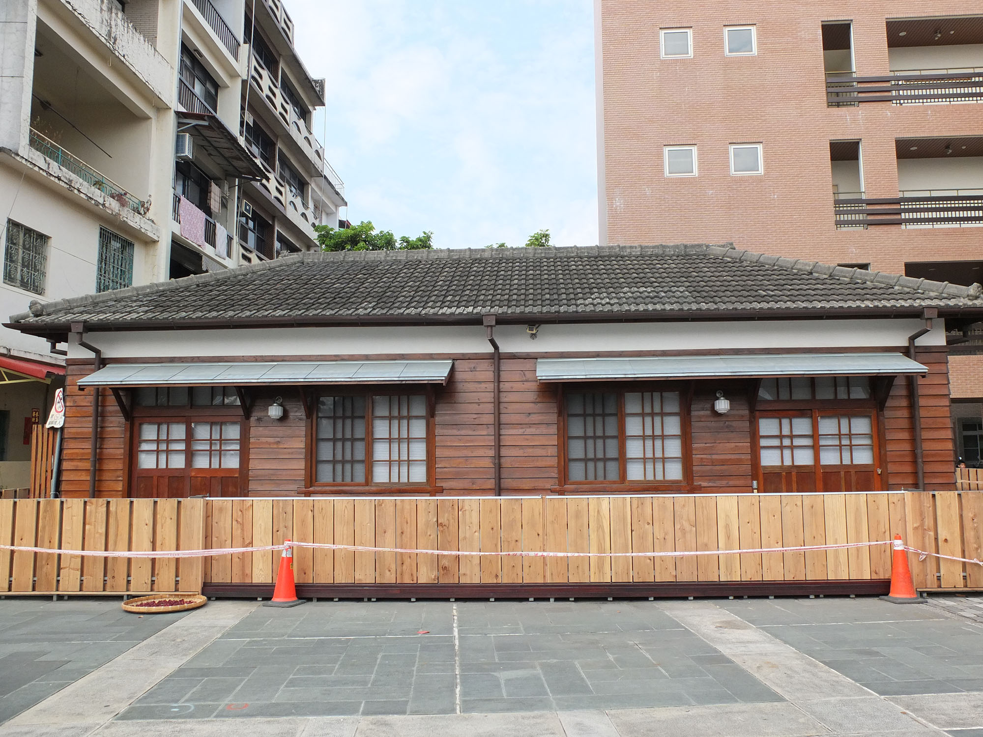 この日本式の質素な木造建築はかつて警察宿舎として使われていました
