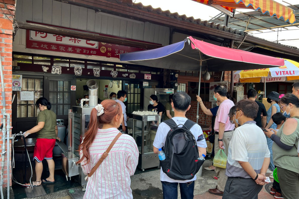 long queue at Ah Xiang Hakka Buns