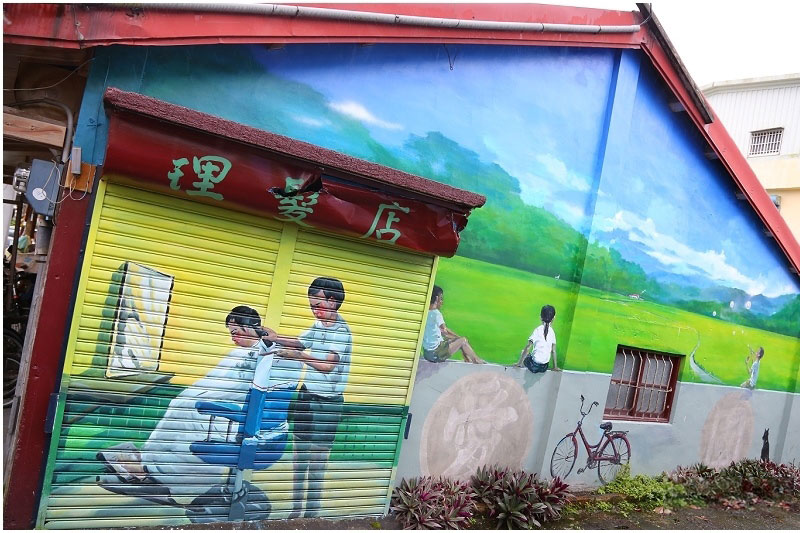 光復郷大富村の老街にあるイラストの多くはアーティストの饒国銓が創作したものです