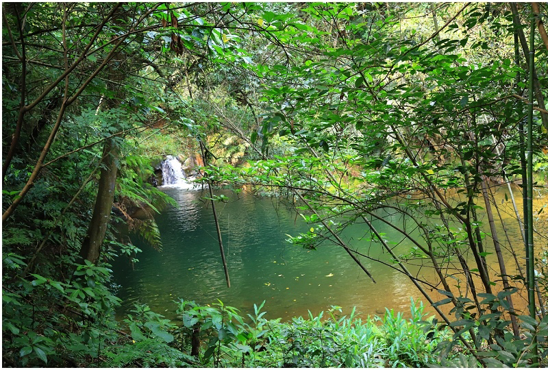 On the right side, you'll catch sight of the lush Sanliantan and one of its deep pools