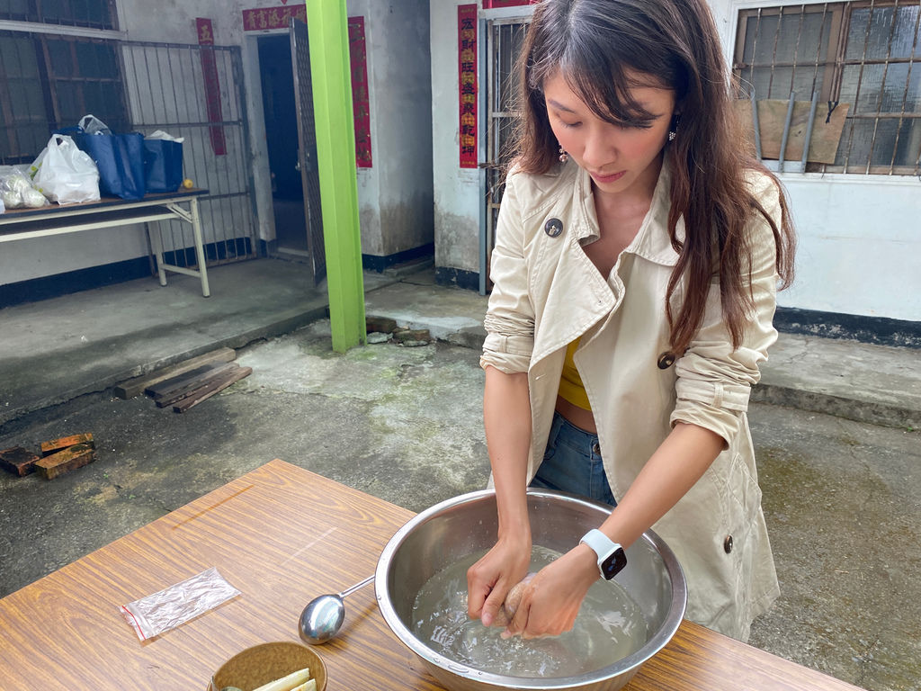 washing Aiyu seeds and crafting deliciously chewy Aiyu jelly
