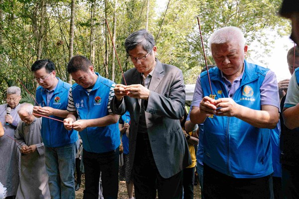 客家委員会主任委員である楊長鎮氏が皆さんを率い、福を祈る儀式に訪れました。これにより「2024年 桐の花祭り」が開幕。
