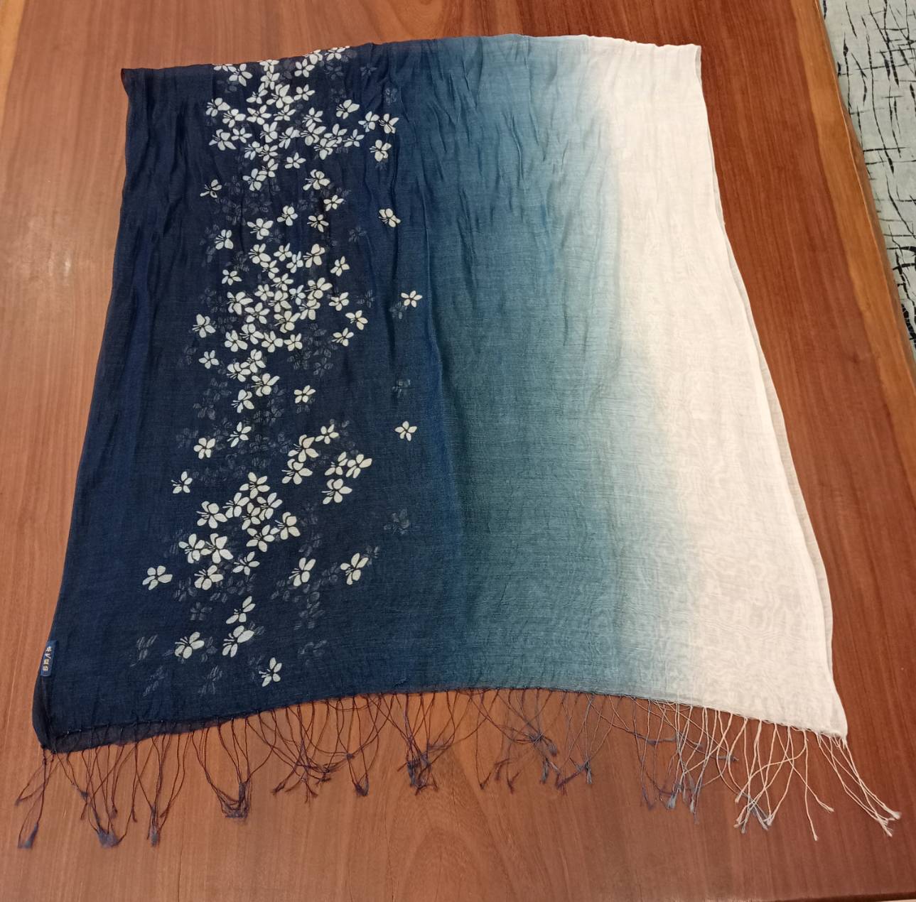 滿版桐花絲棉圍巾,原價$2980。