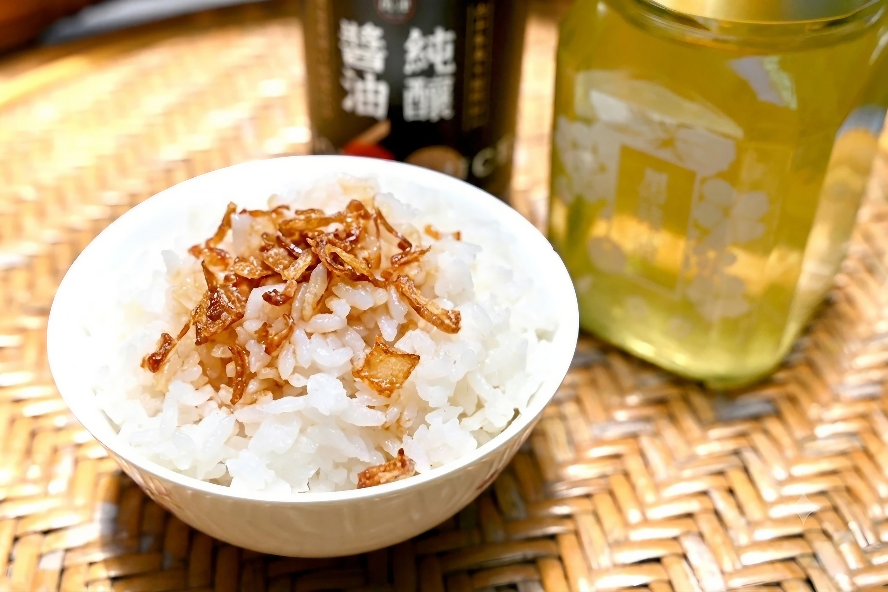 豬油炒香紅蔥頭,淋上熱騰騰的白飯,醬香與油脂香交融,化作一碗令人回味的古早滋味。