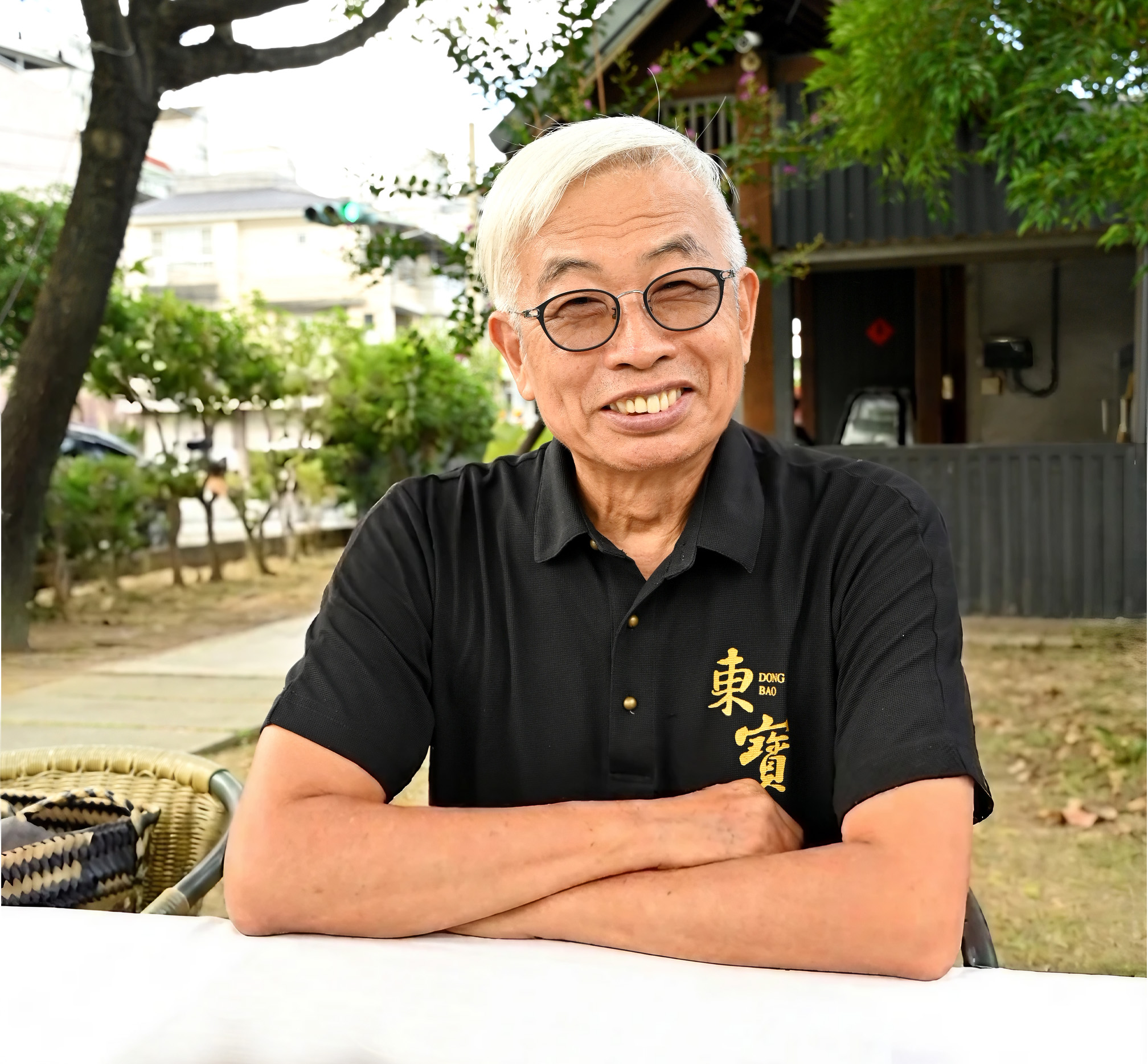 東寶黑豬肉棧老闆謝旭忠一提起自己珍愛的黑豬,便忍不住眉飛色舞,眼神裡滿是熱愛。
