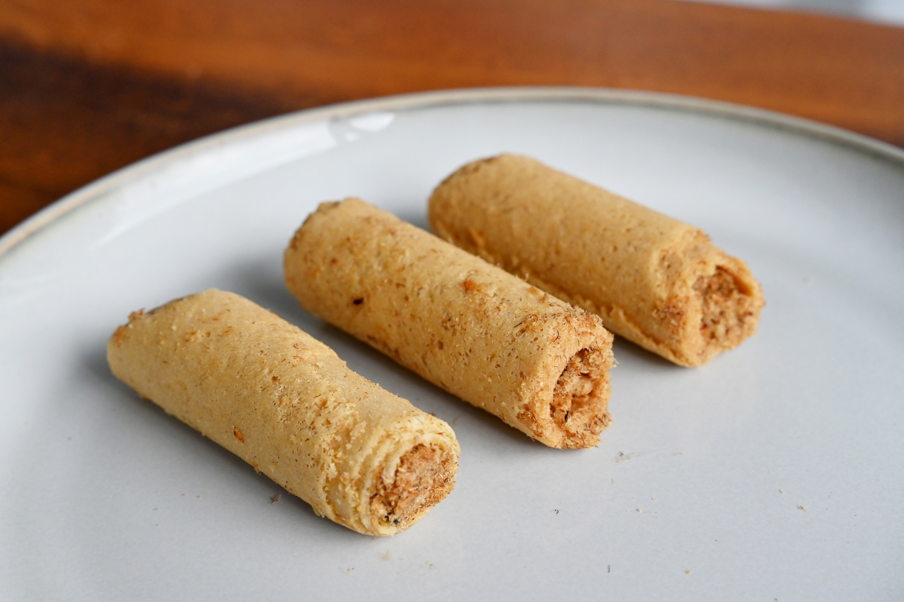 東寶黑豬肉棧也致力於開發多元的加工食品,圖為黑豬肉鬆蛋捲。