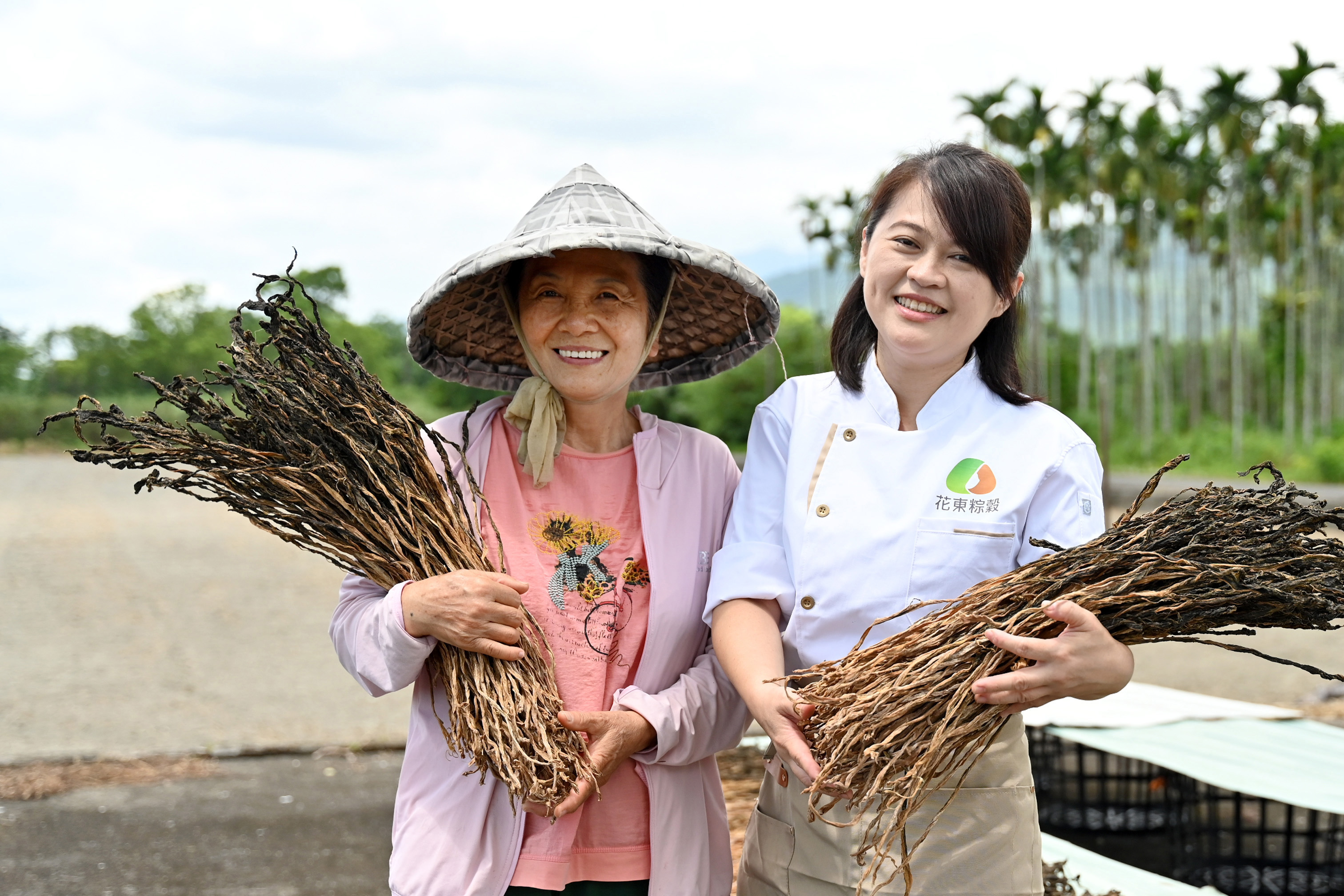 婆婆和小P姐懷抱曬好的梅乾菜,滿臉驕傲地向我們介紹,濃郁撲鼻的鹹香瞬間四溢開來。