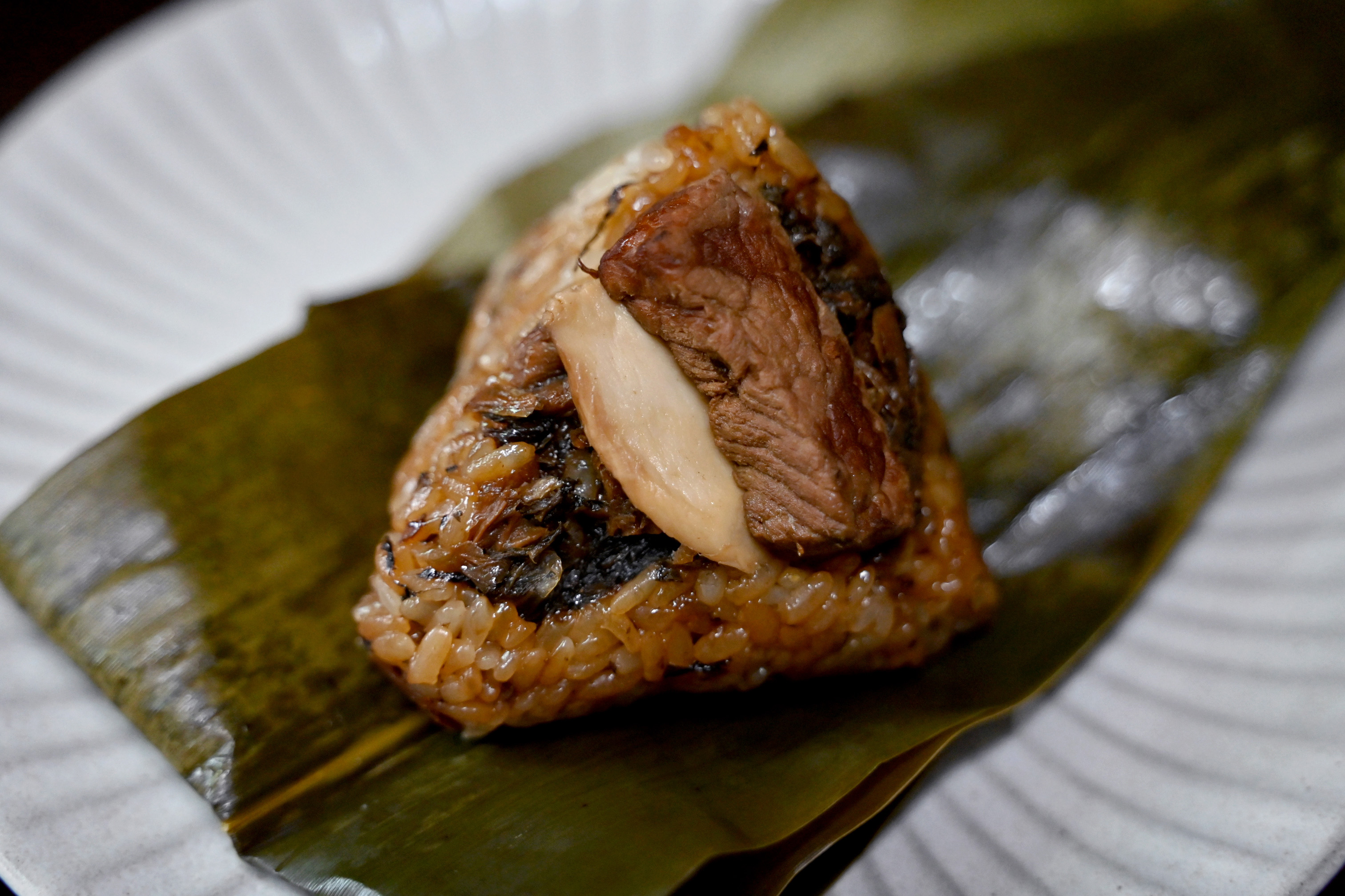 梅乾扣肉粽改以瘦肉搭配杏鮑菇,帶來近似肥肉的Q彈口感,也能與梅乾菜完美融合。