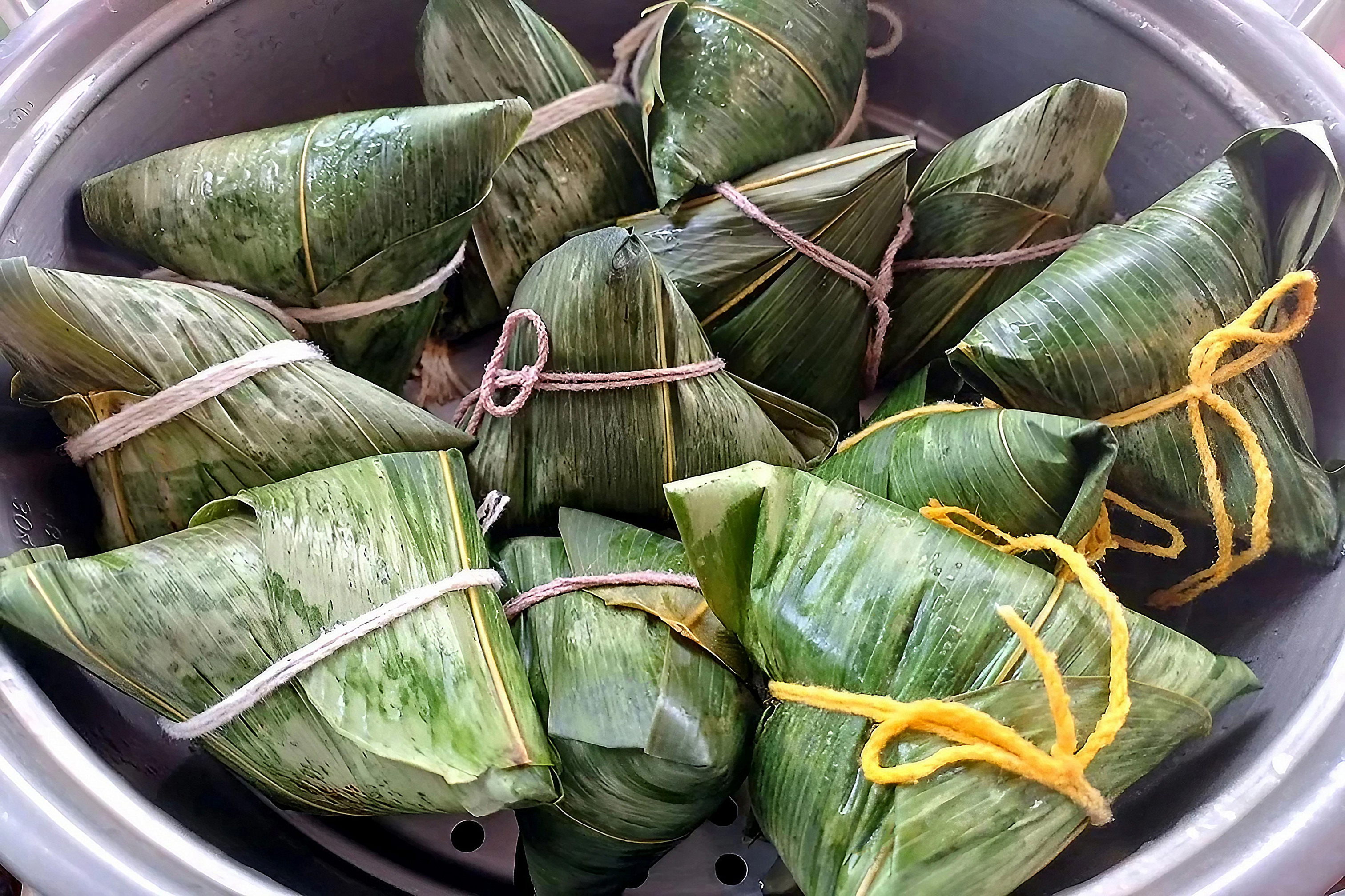 不同口味的粽子,以不同顏色的粽繩作為區別,每一顆都飽含手作的溫度與誠意。圖片:花東粽穀客家美食坊提供。