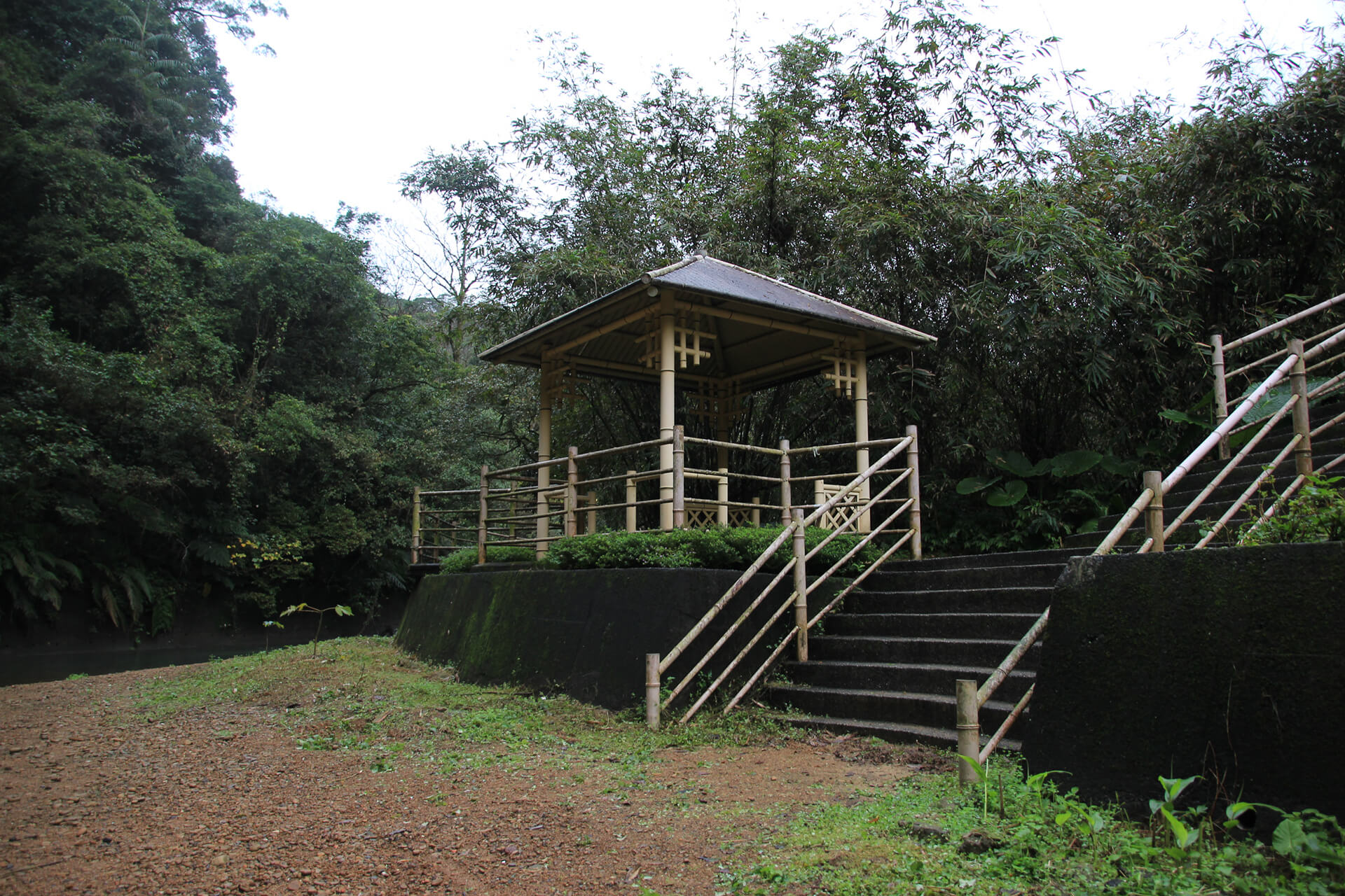 富民親水公園瑪陵坑溪水岸邊之景觀休憩亭