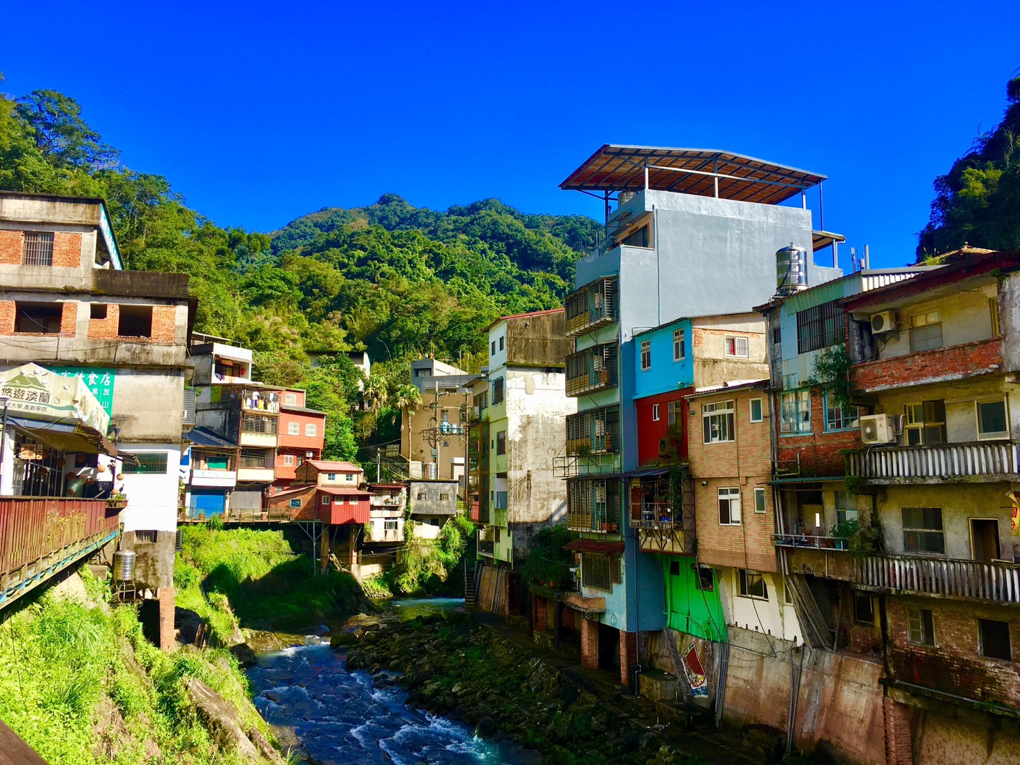 石碇老街與溪水