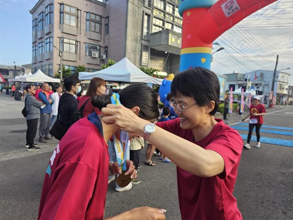 古秀妃主委為完賽選手掛上獎牌
