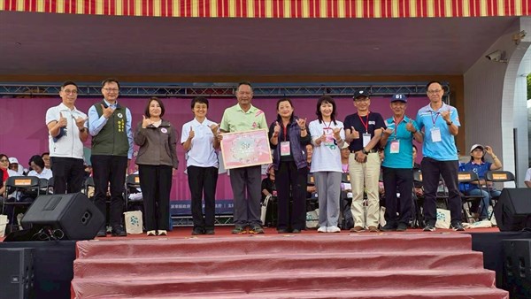 圖1 第61屆六堆運動會迎向下一甲子的百年榮耀，由客委會古秀妃主委致贈六堆拼圖給佳冬鄉公所