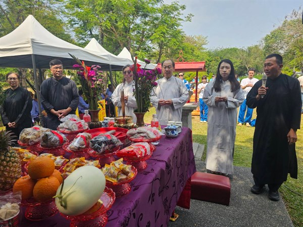 圖1 二月二伯公生 六堆蓋鬧熱，由謝勝信主任帶領駐村小隊藝人及在地學童一起祭祀伯公