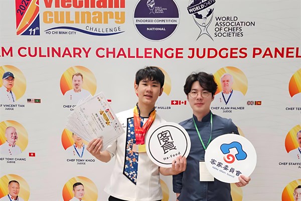 吳添豪選手與阮紹榮帶隊師傅合影