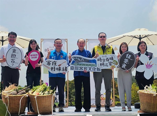 圖1 臺灣客家文化館賞桐食在地，出席長官合影(左起劉鎮榮科長、張美瓊科長、徐建男副局長、謝勝信主任、湯珠正副執行長、張碧純室主任、張淑珍代表)