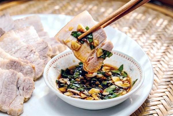 南客白切肉的經典沾醬是七層塔醬油。