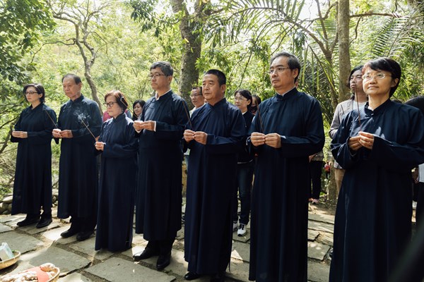 圖1 客委會楊長鎮主委與其他貴賓一同向伯公祈求桐花祭活動圓滿順利。