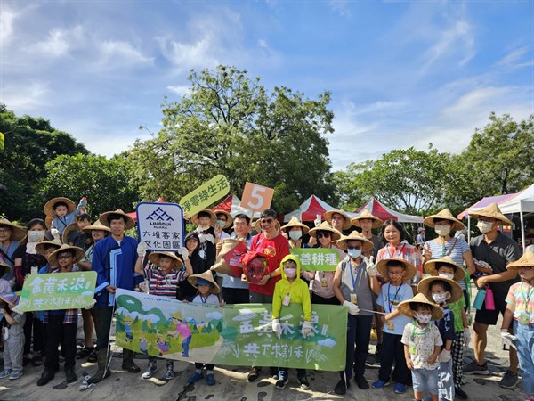 民眾參與割禾體驗合影