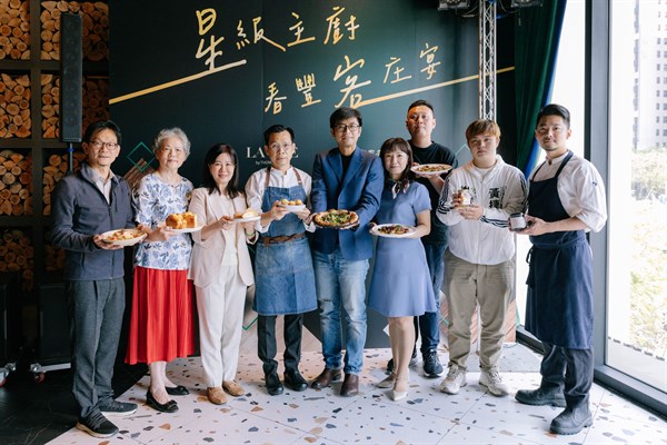 客家委員會前進高雄LA ONE Pizza辦理「星級主廚春豐客庄宴」記者會，由副主委周江杰及米其林綠星主廚簡天才共同開箱系列美食，推廣客庄特色優質品牌