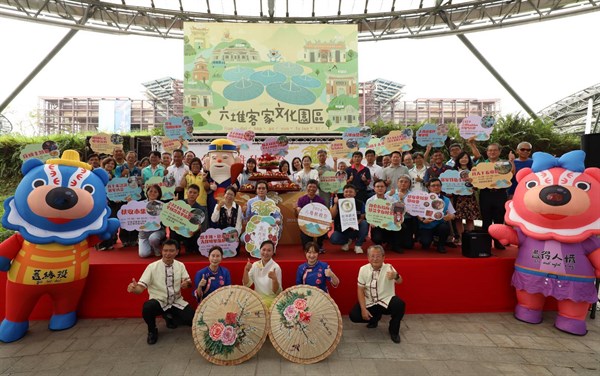 「2024年 六堆秋の収穫祭」 宣伝記者会での主催者と来賓の記念撮影