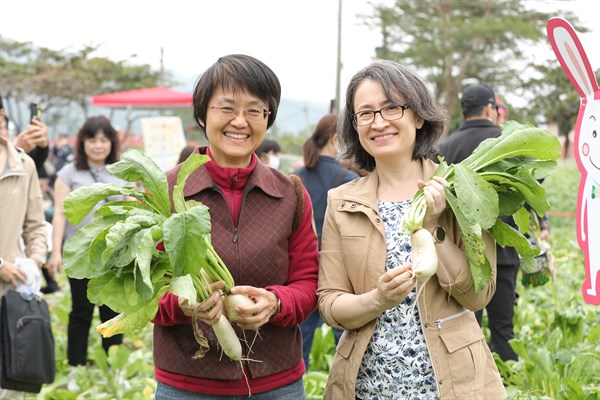 副總統蕭美琴(右)與客家委員會主任委員古秀妃(左)共下挷蘿蔔，支持台灣農產業