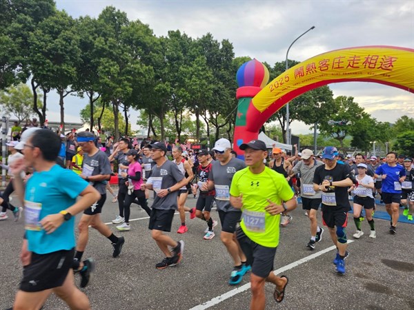 圖1 2025鬧熱客庄走相逐，選手起跑沿途飽覽客庄風景