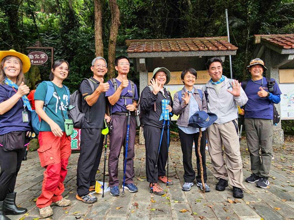 韓星柳承龍(右2)驚喜現蹤活動與山友共享客庄之美