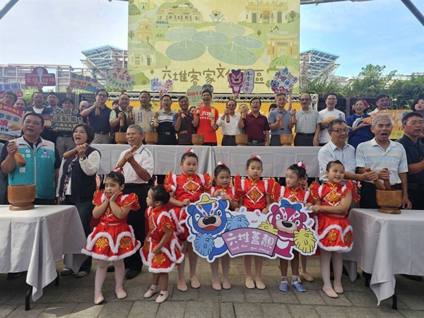 圖1六堆秋收祭+十年有成，記者會開幕儀式，參與貴賓共同打粢(qiˇ)粑(baˊ)