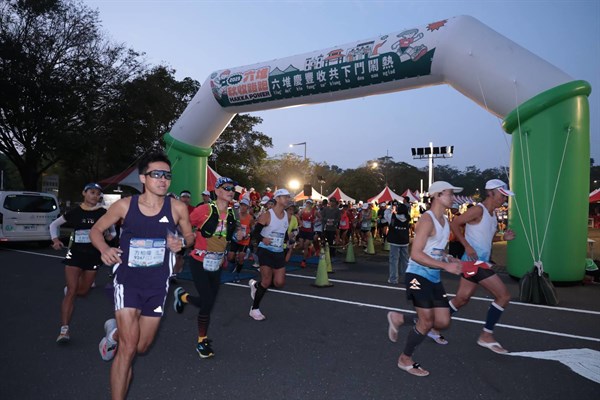 圖1 2025 六堆秋收路跑熱鬧開跑，60k跑者起跑