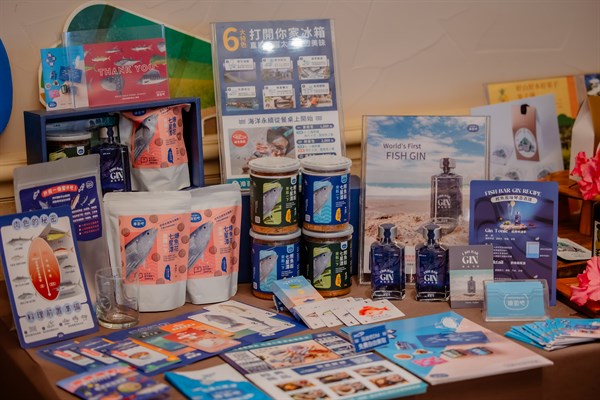 Display of co-branded gift boxes